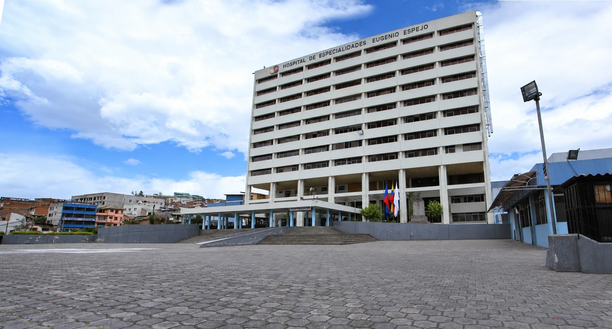 Fachada del Hospital de Especialidades Eugenio Espejo en Quito