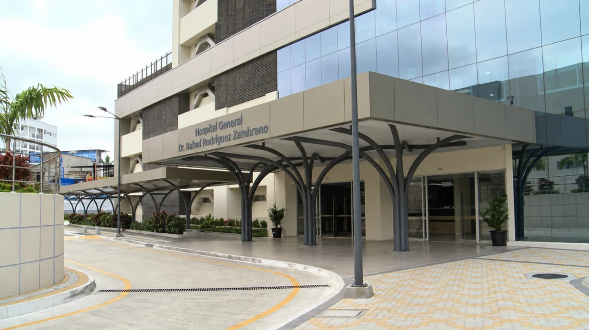Entrada del Hospital General Rodríguez Zambrano en Manta